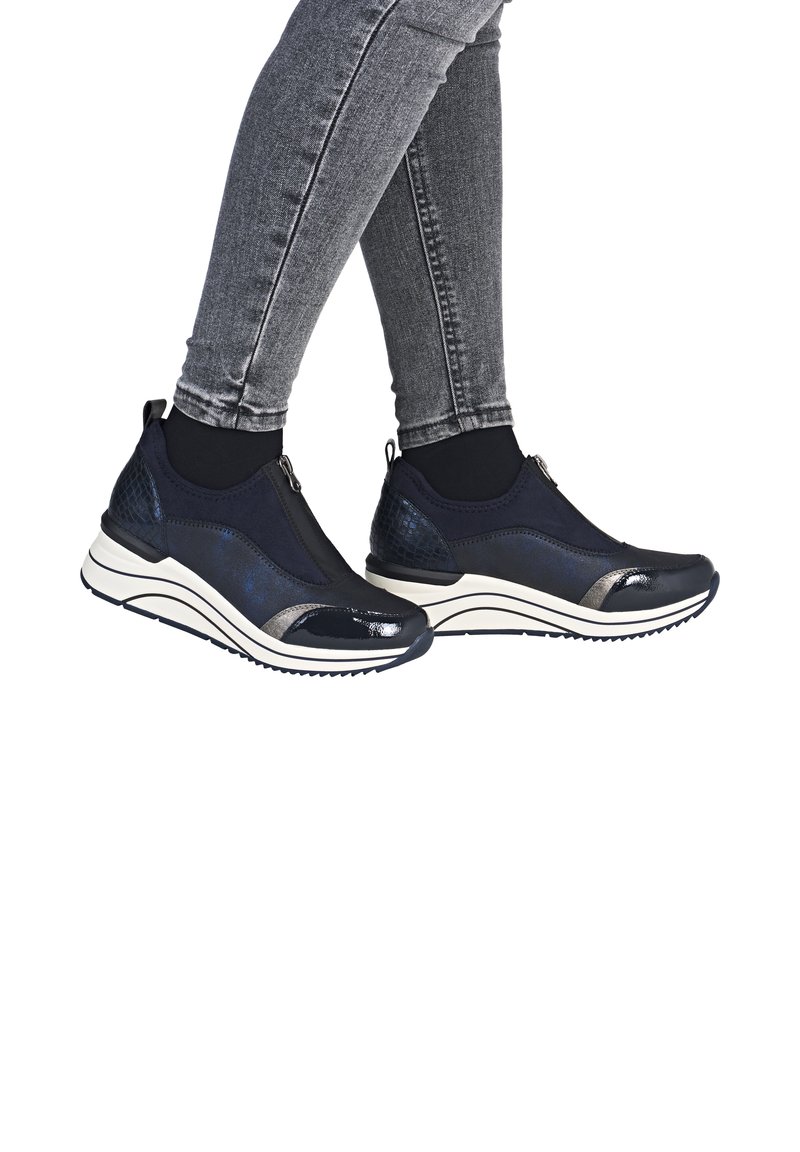 Marine slip-on sneakers met een textured afwerking, metallic accenten en witte zolen. Ontworpen met een laag profiel en een soepele ritsafsluiting.