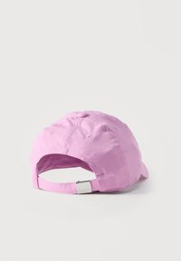 Ανοιχτό μωβ βαμβακερό καπέλο μπέιζμπολ εμφανιζόμενο από πίσω με ρυθμιζόμενο λουράκι με μεταλλική αγκράφα σε λευκό φόντο.