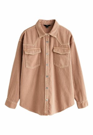 Braunes Hemdjacke mit Knöpfen, langen Ärmeln, zwei aufgesetzten Brusttaschen mit Klappen und Druckknöpfen, flach auf weißem Hintergrund ausgelegt.