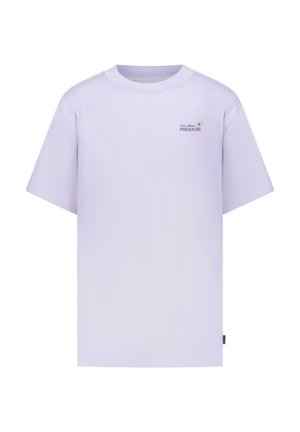 Lavendel T-shirt met korte mouwen, een ronde hals en een kleine opdruk met de tekst "Care from PRESSURE" op de linkerborst.