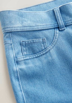 Světlé modré džíny vyrobené z denimu, s viditelnou kapsou, prošitými detaily kolem pasu a hladkým, strukturovaným materiálem.