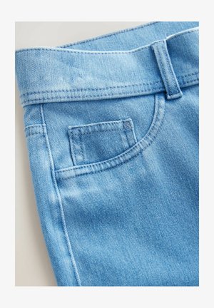 Helle blaue Denim-Jeans mit sichtbarem Taschendesign, genähten Details entlang des Hosenbundes und einem glatten, strukturierten Stoff.
