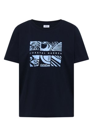 Marineblå kortærmet t-shirt med lyseblå abstrakte kysttema-blokke og teksten "COASTAL GARDEN" på fronten.