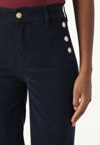 Guess NEW - Kavbojke na trapez - suiting blue
