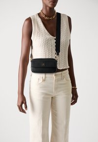 Tommy Hilfiger DISTINCT CAMERA BAG - Cross body bag - black