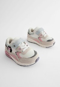 Białe i pastelowe sneakersy z różowymi i szarymi akcentami, teksturowana zamszowa skóra i gładka skóra, z rzepem i ozdobą w kwiaty.