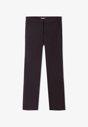 Pantalon habillé noir ajusté avec jambes droites, poches latérales et ceinture plate, posé à plat sur fond blanc.