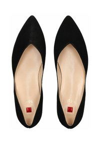 Ballerine nere in suede a punta, caratterizzate da un design a collo basso, soletta beige e un accento rosso sul tallone. Texture liscia in tutto il corpo.