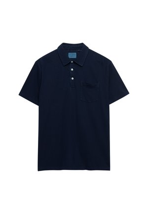 Polo bleu marine à manches courtes avec col, trois boutons blancs et une petite poche poitrine sur fond blanc.