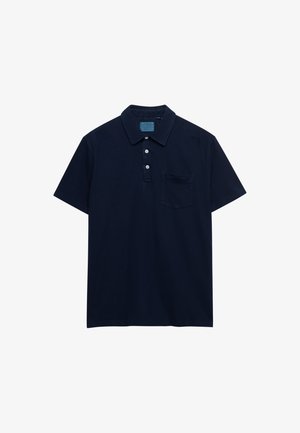 Polo blu navy a maniche corte con colletto, tre bottoni bianchi e una piccola tasca sul petto su sfondo bianco.