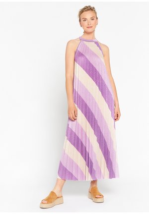 Abito a pieghe a righe viola e beige con design a collare halter; presenta un effetto scintillante e una silhouette fluida, abbinato a sandali platform color cuoio.