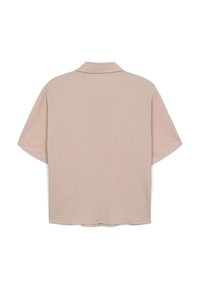 Camicia a maniche corte in morbido tessuto beige, dotata di colletto a camicia e vestibilità rilassata con orlo dritto. Dettaglio della superficie testurizzata.