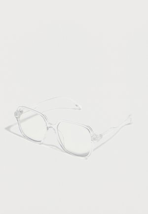 Διάφανα ορθογώνια γυαλιά με καθαρές μπροστινές και πλευρικές βάσεις, τοποθετημένα σε λευκή επιφάνεια με απαλές σκιές.