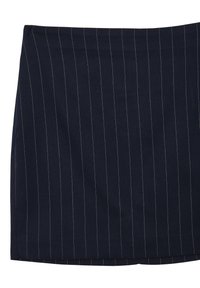 Jupe bleu marine à rayures, design ajusté, fabriquée en tissu texturé, avec de fines lignes blanches verticales, ourlée en bas.