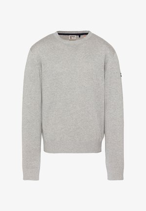 Jasnoszary sweter z długim rękawem, o okrągłym dekolcie, z prążkowanymi ściągaczami na mankietach i u dołu, z małą naszywką z logo na lewym rękawie.