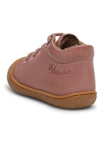 Růžová kožená kotníková bota s hnědou gumovou podrážkou, vybavená šňůrkami, měkkou podšívkou a jemným prošíváním po boku.