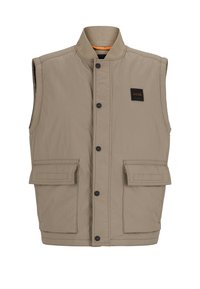 Beige ärmellose Weste mit hohem Kragen, aus leichtem Stoff, mit zwei vorderen Taschen und Knopfverschluss. Schwarzes Logo-Patch-Detail.