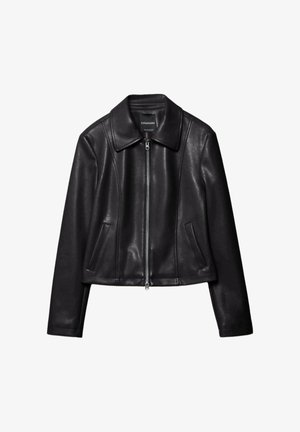 Čierna bunda z umelého koženého materiálu s predným zipsom, dvoma bočnými vreckami, prešívanými švami a klasickým špicatým golierom.