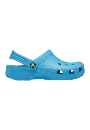 Hellblauer Slip-On-Clog mit Belüftungsöffnungen, strukturierter Sohle und verstellbarem Fersenriemen mit schwarzem rundem Logo.