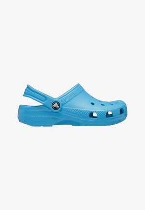 Hellblauer Slip-On-Clog mit Belüftungsöffnungen, strukturierter Sohle und verstellbarem Fersenriemen mit schwarzem rundem Logo.