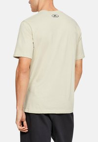 Under Armour LEFT CHEST LOGO - Marškinėliai su spaudiniu - beige