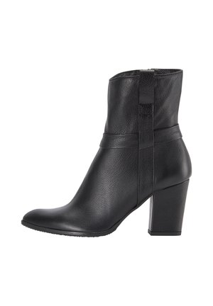 Schwarze Leder-Ankle-Boots mit strukturierter Oberfläche, spitzem Zehenbereich und mittelhohem Absatz. Das Design beinhaltet einen seitlichen Reißverschluss und einen breiten Knöchelriemen.