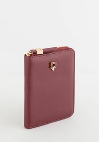 Portfel w kolorze bordowym o teksturowanej powierzchni, z elementami ozdobnymi w kolorze złotym, zamkiem błyskawicznym oraz kwadratowym detalem. Prostokątny kształt z gładkimi krawędziami.