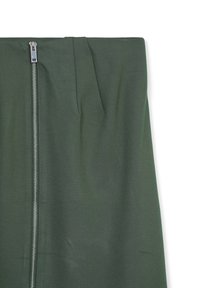 Gonna midi verde realizzata in un tessuto liscio, con una cerniera centrale argentata e delicate pieghe in vita.