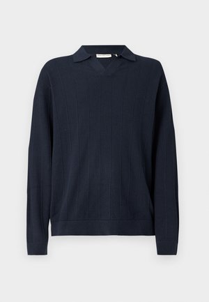 Suéter tipo pulóver azul marino con cuello con solapa. Presenta un ribeteado vertical texturizado y mangas largas. Hecho de material de punto.