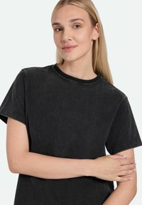 Minimum LILOU - Paprasti marškinėliai - black