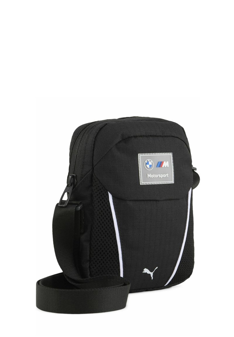 Czarna torba na ramię z teksturowanym materiałem, białymi akcentami i logo BMW Motorsport. Posiada regulowany pasek oraz zamek błyskawiczny.