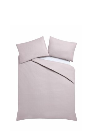 Letto matrimoniale con due cuscini rosa chiaro e una copripiumino rosa chiaro abbinato parzialmente piegato verso il basso, lenzuolo aderente bianco visibile sotto.