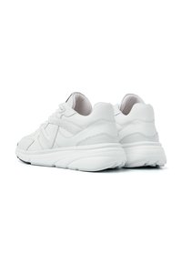 Weiße Sneakers mit einer Kombination aus glatten und strukturierten Materialien, runder Form, Schnürdesign und gepolstertem Kragen für zusätzlichen Komfort.