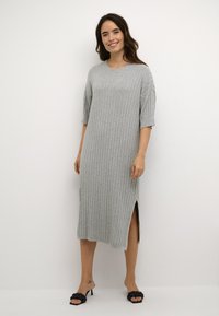 Graues, geripptes Strickkleid mit Rundhalsausschnitt, dreiviertelärmlig, seitlichem Schlitz und lockerer Passform, aus weichem, strukturiertem Stoff gefertigt.