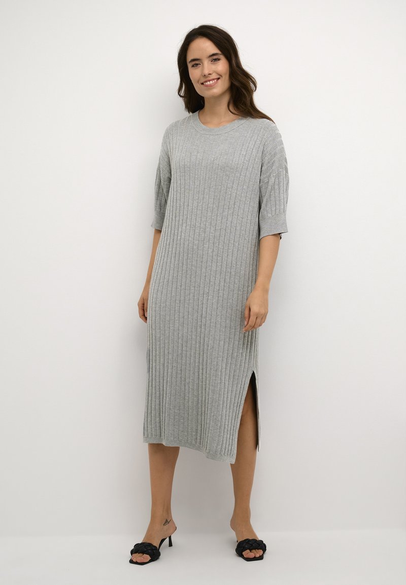 Graues, geripptes Strickkleid mit Rundhalsausschnitt, dreiviertelärmlig, seitlichem Schlitz und lockerer Passform, aus weichem, strukturiertem Stoff gefertigt.