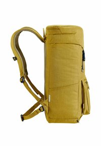 Gelbe Stoff-Rucksack mit gepolsterten Schulterträgern, mehreren Taschen und einer strukturierten Oberfläche; verfügt über einen Reißverschluss an der Oberseite und eine seitliche Verschluss. 