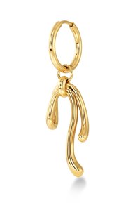 Orecchino a cerchio dorato con un pendente allungato e ondulato, caratterizzato da una superficie lucida e una texture liscia, che mette in mostra un design scultoreo.