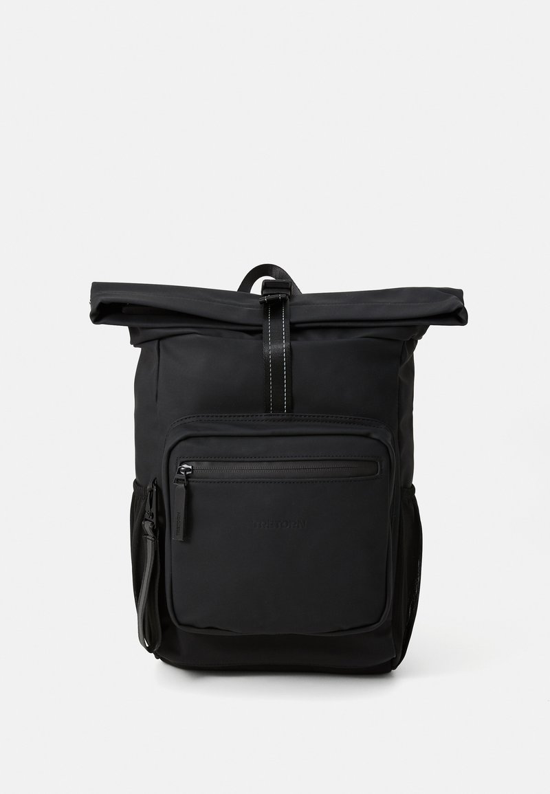 Sac à dos noir à rouleau avec poche zippée à l'avant, poches en mesh sur les côtés et une sangle à boucle centrale sur un fond blanc.