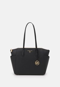 Zwarte leren tote bag met dubbele handgrepen, gouden hardware, reliëflogo en een ritssluiting aan de bovenkant. Beschikt over zijvakjes en een ronde hanger.