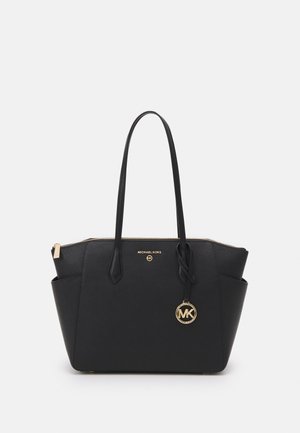 Sac fourre-tout en cuir noir avec deux poignées, garnitures en or, logo embossé et fermeture zippée. Dispose de poches latérales et d'un charme rond.
