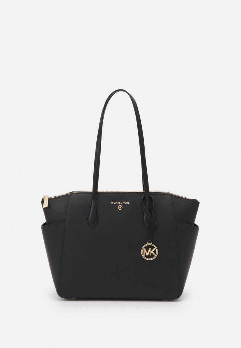 Borsa tote in pelle nera con doppie maniglie, accessori dorati, logo impresso e chiusura con zip. Presenta tasche laterali e un ciondolo rotondo.