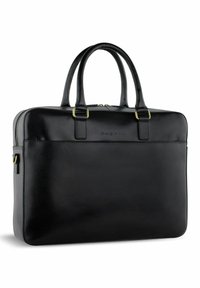 Valigetta in pelle nera con due manici superiori, chiusura con zip e logo impresso. Presenta una texture liscia e raffinata con un design minimalista.