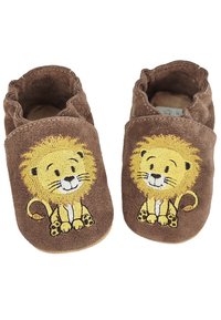 Braune Wildleder-Babyhausschuhe mit einem gestickten Löwenmotiv, das gelbes Fell und detaillierte Gesichtszüge aufweist, die auf gemusterten Pfoten sitzen.