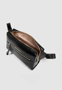 Borsa in pelle nera con cerniere dorate, forma rettangolare, superficie testurizzata, una tasca esterna con zip e un ampio interno beige.