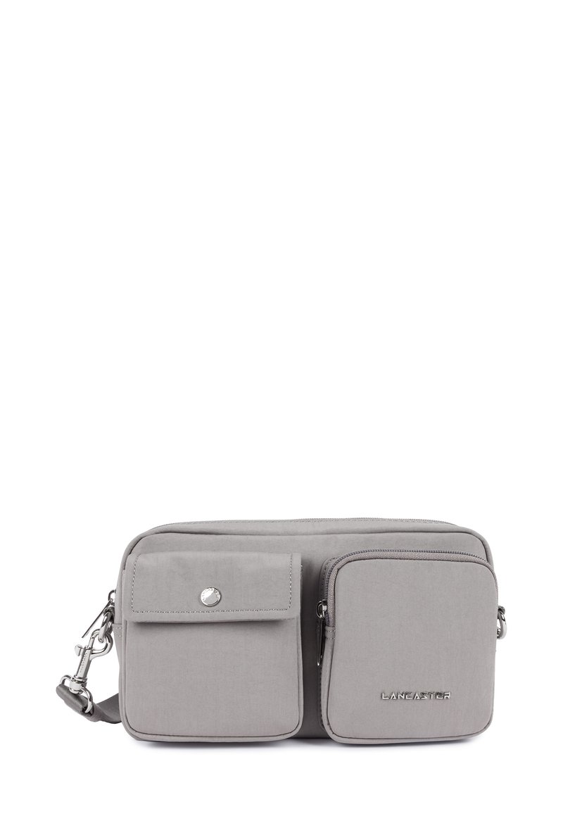 Borsa a tracolla grigia in tessuto con due scomparti con zip, uno dotato di pattina, hardware in argento e dettaglio con logo.