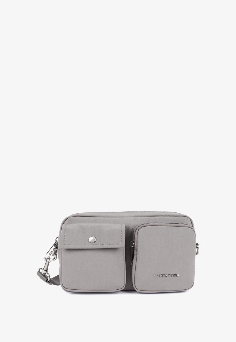 Borsa a tracolla grigia in tessuto con due scomparti con zip, uno dotato di pattina, hardware in argento e dettaglio con logo.