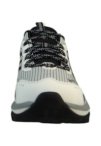 Zapatillas deportivas con parte superior de malla blanca y negra, con cordones estampados, suela acolchada y un diseño texturizado para mejorar el agarre.