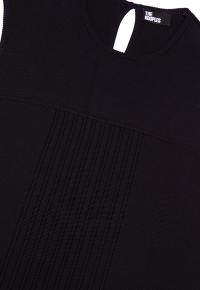 Abito nero in maglia con pieghe verticali, scollo rotondo e piccolo inserto a oblò sul retro. Etichetta con la scritta "THE KOOPLES".
