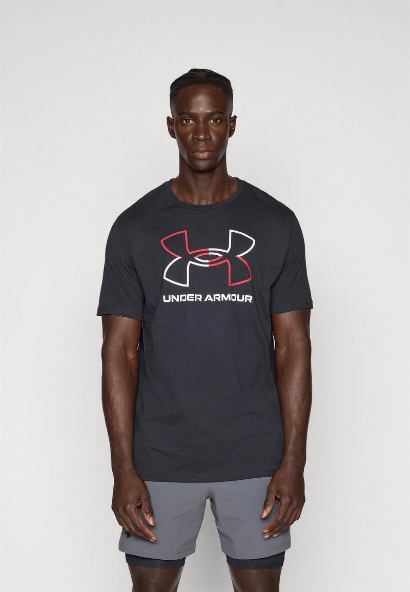 Svart bomullströja med en stor röd och vit Under Armour-logotyp på framsidan, korta ärmar och rund halsringning.
