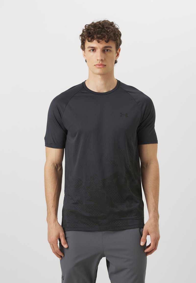 Camiseta deportiva de manga corta en gris oscuro, hecha de una tela ligera texturizada con un patrón sutil. Presenta un cuello redondo y un acento de logo.
